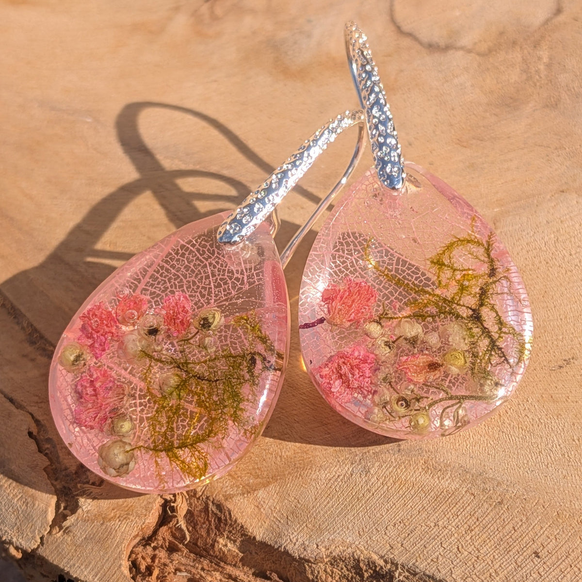 Nature-inspired pink resin earrings with real skeleton leaf and white dried flowers – EL-Creations