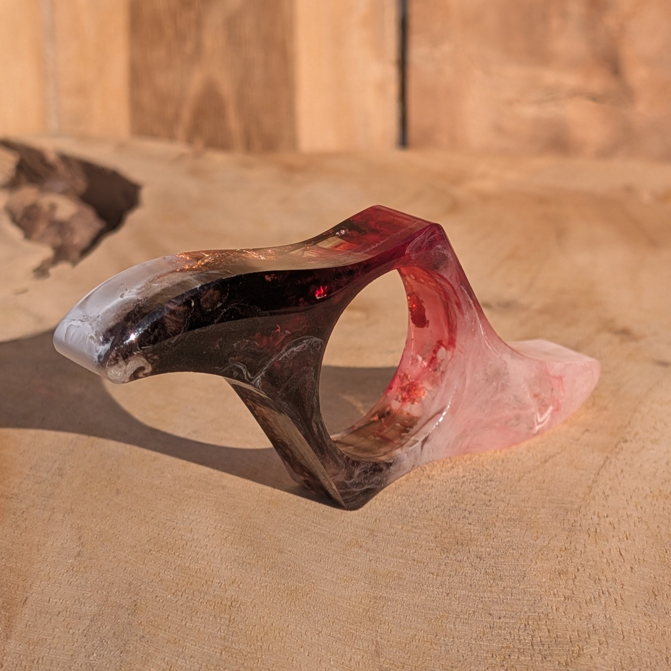 Resin page holder ring with white burgundy and black gradient – side view on wooden surface – EL-Creations