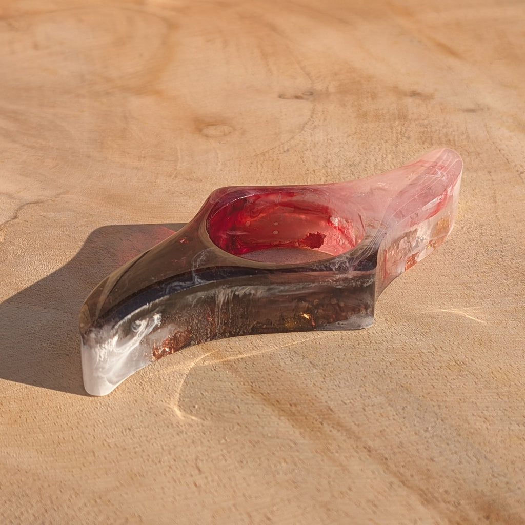 Resin book ring with copper flakes – top view showing colour gradient on sandy surface – EL-Creations