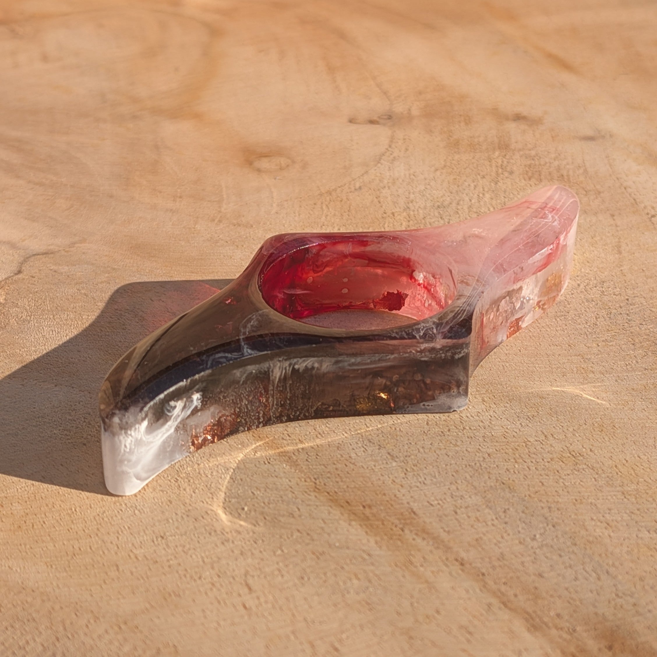 Resin book ring with copper flakes – top view showing colour gradient on sandy surface – EL-Creations
