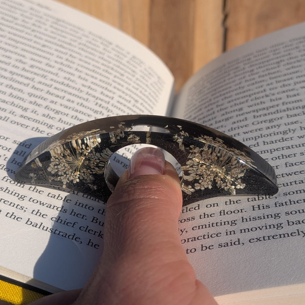Black resin reading ring with dried Queen Anne's Lace – side view showing sculptural crescent form – EL-Creations