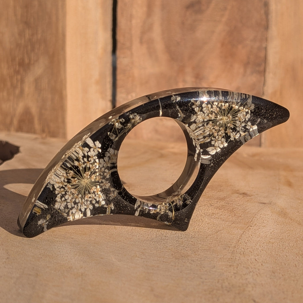 Botanical resin page holder ring with Queen Anne's Lace – pair view on driftwood – EL-Creations