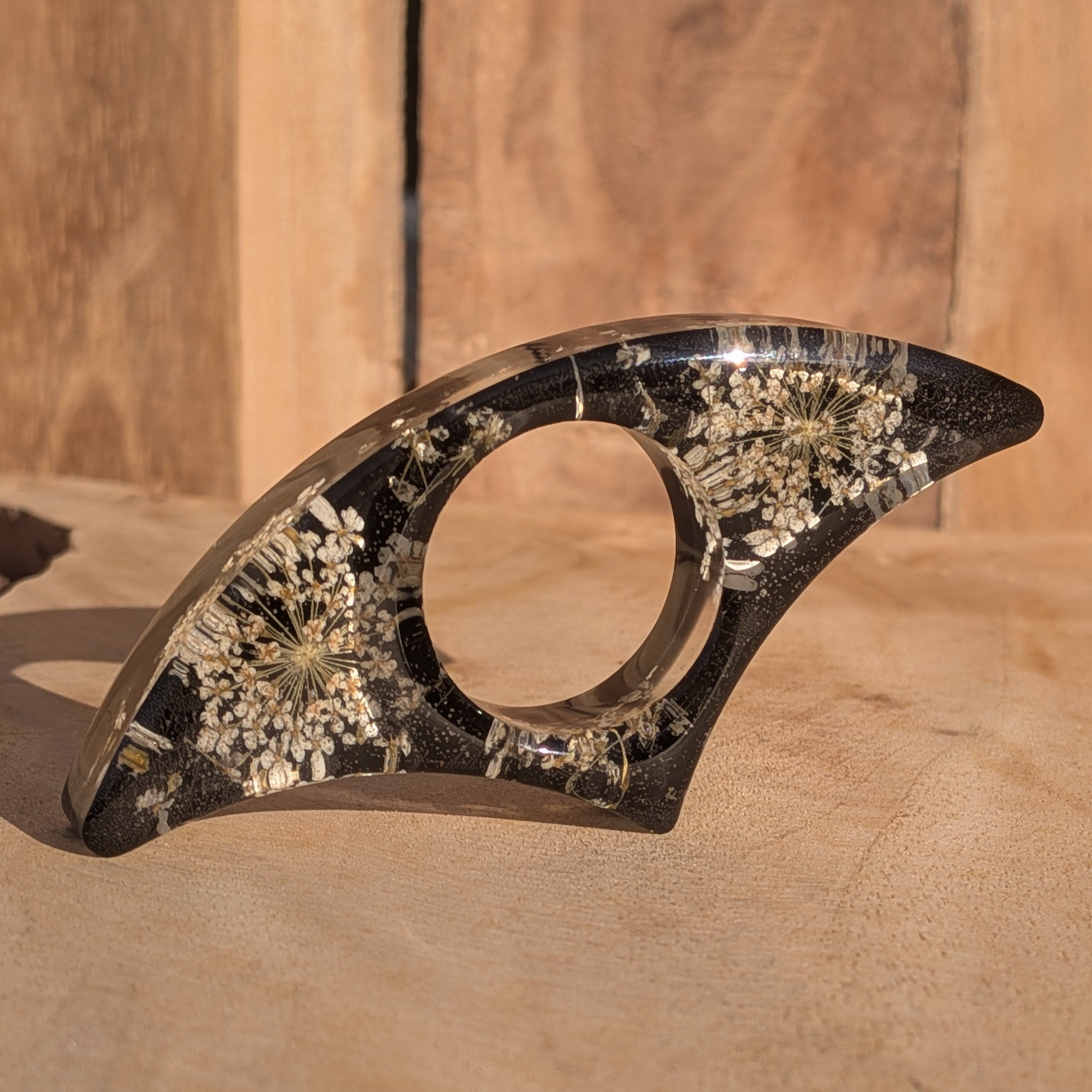 Botanical resin page holder ring with Queen Anne's Lace – pair view on driftwood – EL-Creations