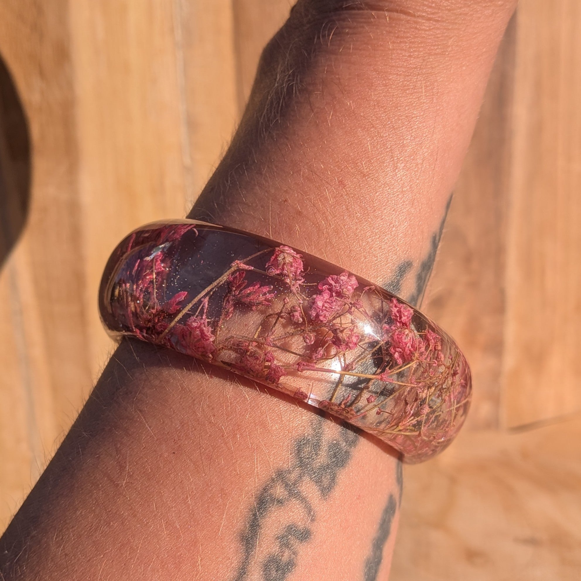 Clear resin bangle with pink Baby's Breath – close-up detail showing dried flowers and golden glitter – EL-Creations