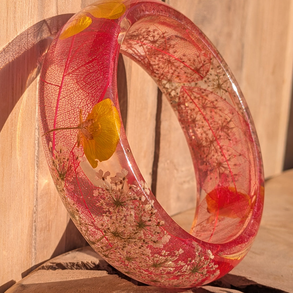 Red skeleton leaf resin bangle with Queen Anne's Lace and yellow wildflowers – product detail on driftwood – EL-Creations