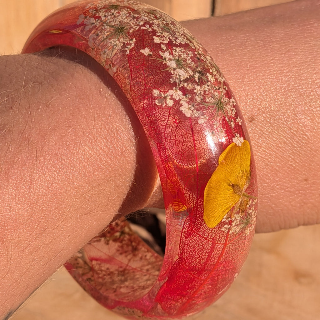 Handmade botanical resin bracelet with skeleton leaf and wildflowers – glossy domed profile close-up – EL-Creations