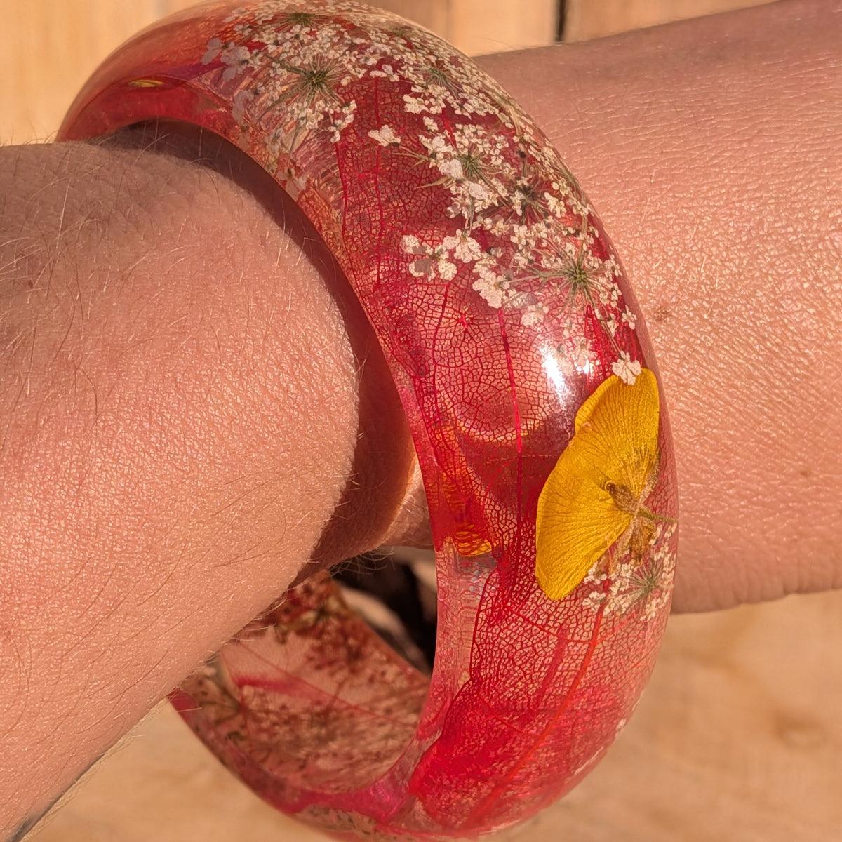 Handmade botanical resin bracelet with skeleton leaf and wildflowers – glossy domed profile close-up – EL-Creations