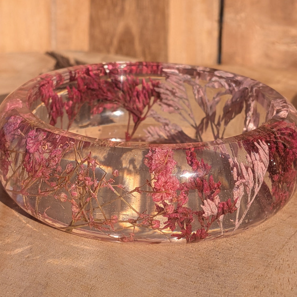 Bracelet en résine avec fleurs sauvages et gypsophile rose – Bijou botanique fait main