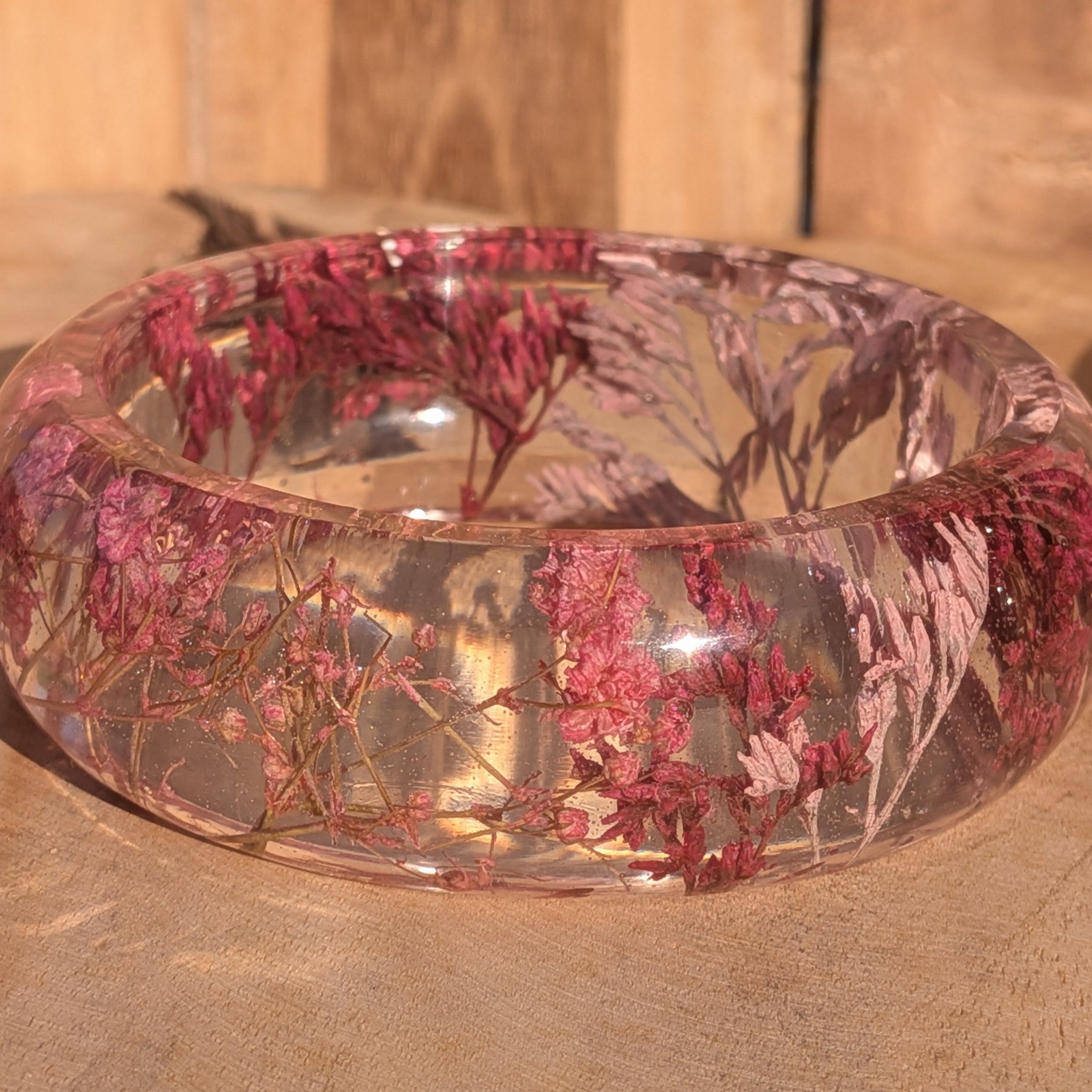 Bracelet en résine avec fleurs sauvages et gypsophile rose – Bijou botanique fait main