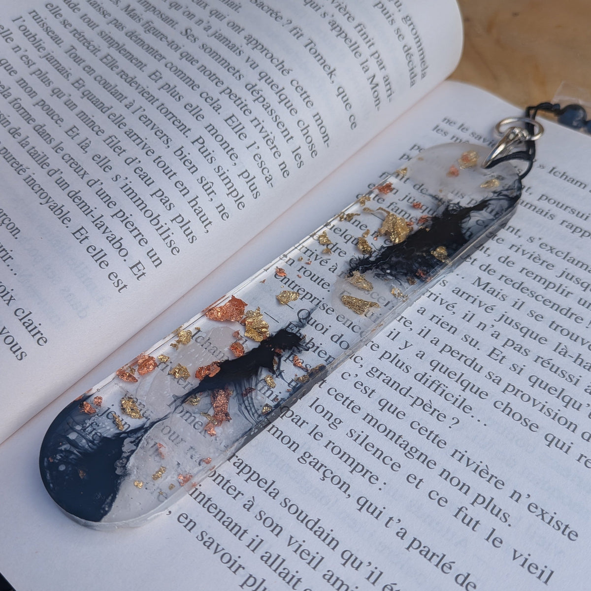 Side view of black and gold resin bookmark with lobster clasp keychain – EL-Creations