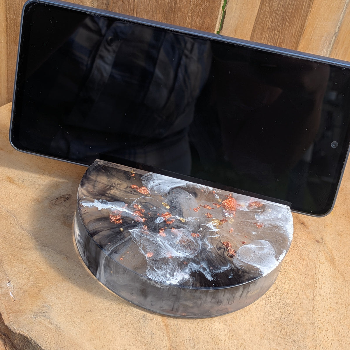 Top view of round marble effect phone holder with a central slot - EL-Creations