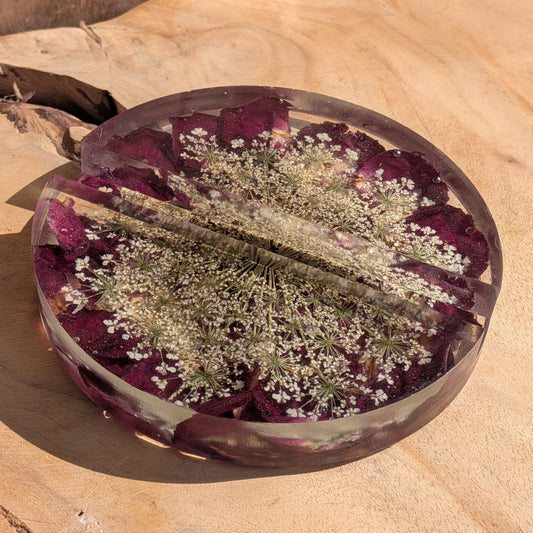 Round resin phone stand with Queen Anne’s lace and burgundy rose petals - EL-Creations