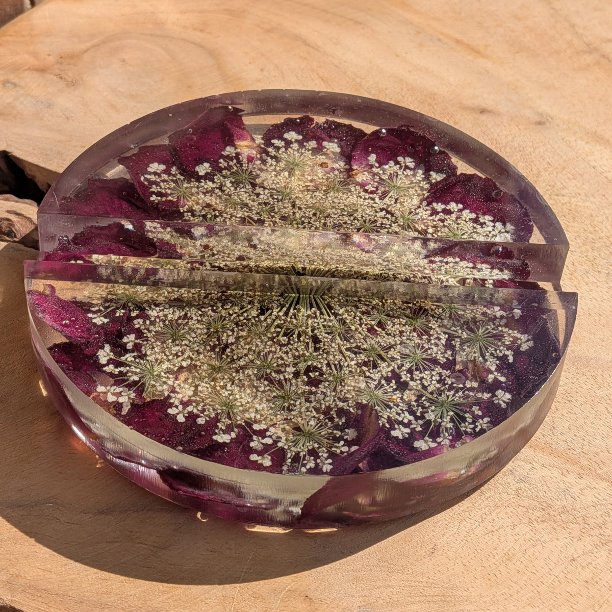 Round floral resin phone holder with central slot and glossy finish - EL-Creations