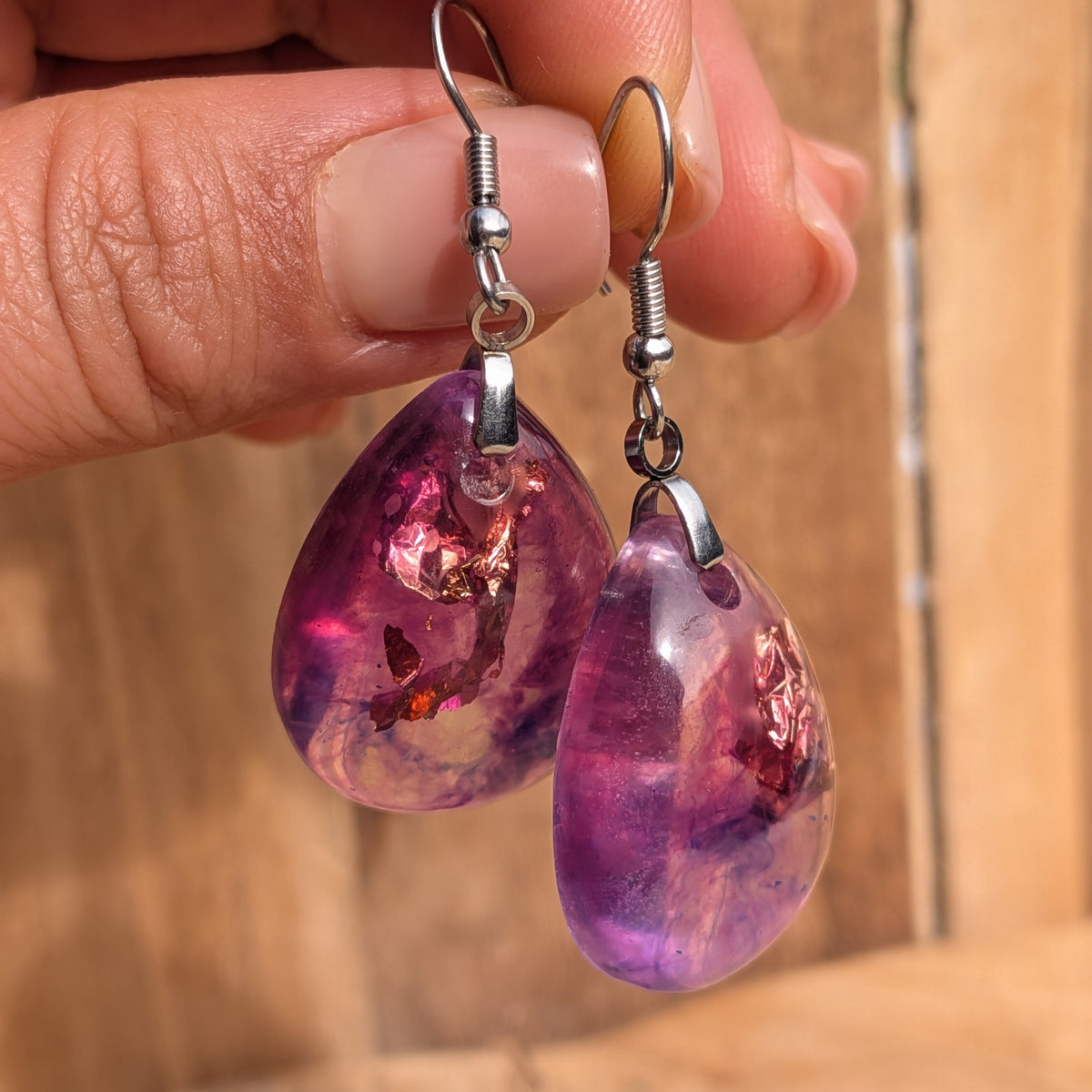 Handheld violet pink resin earrings with copper-coloured accents and glossy drops, EL-Creations