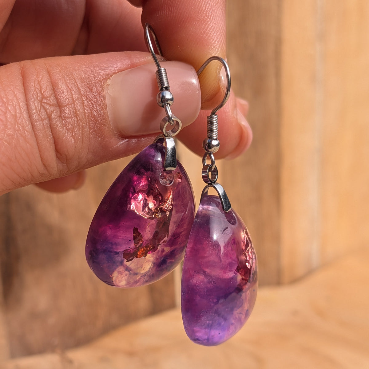 Handheld violet pink resin earrings with copper-coloured accents and glossy drops, EL-Creations