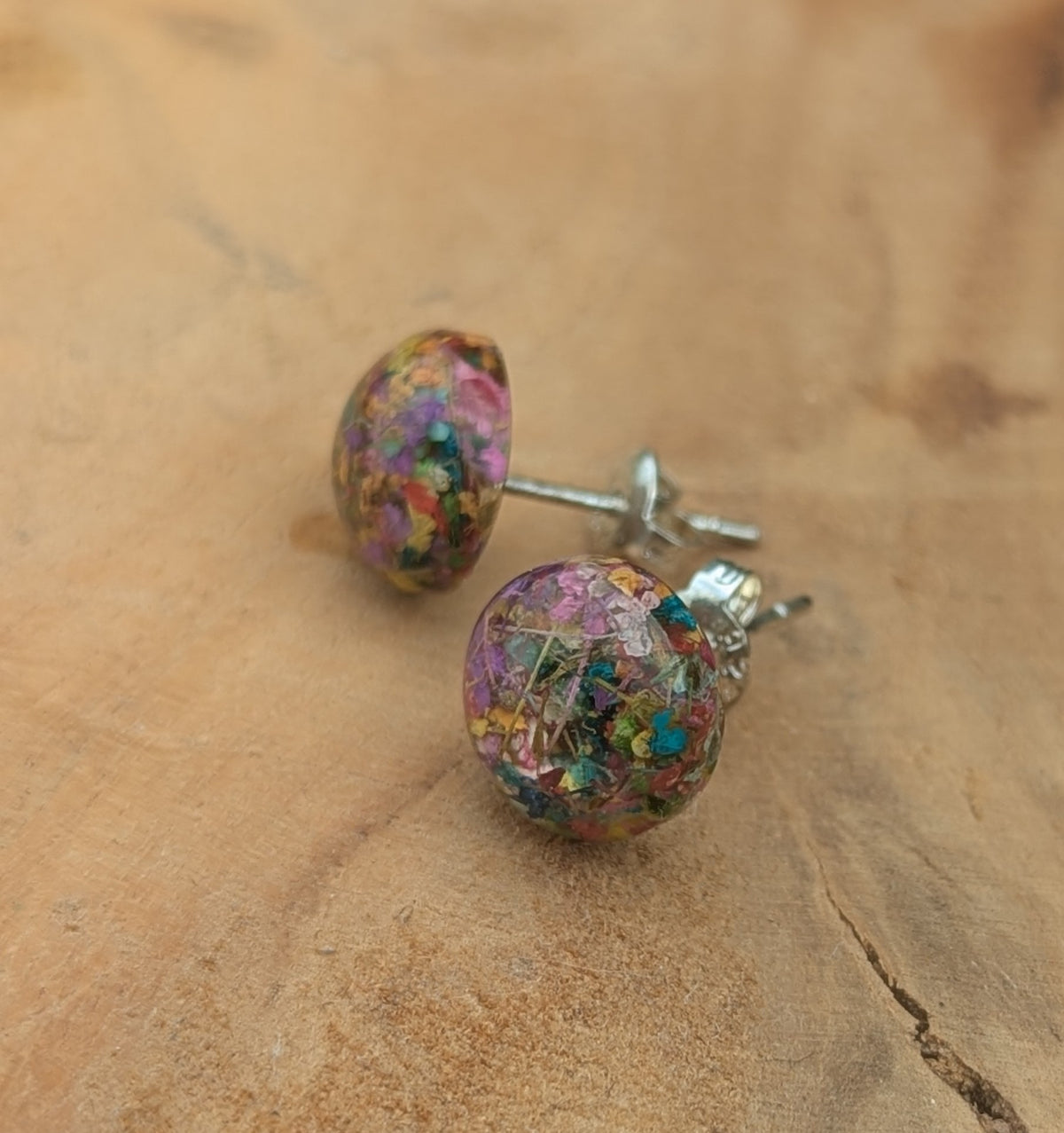 Rainbow flower resin stud earrings top view, multicolored botanical jewelry handmade in Belgium