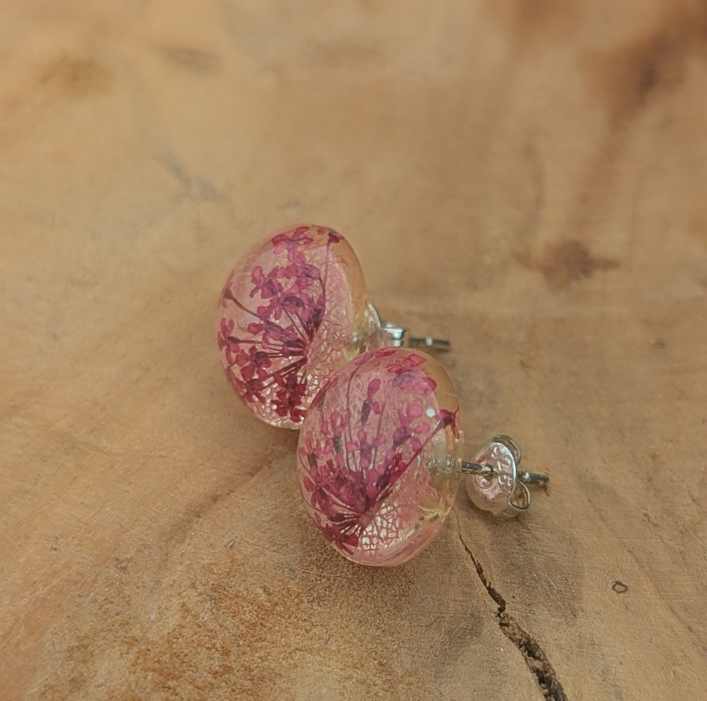 Boucles d'oreilles puces en résine rose en forme de feuille squelette