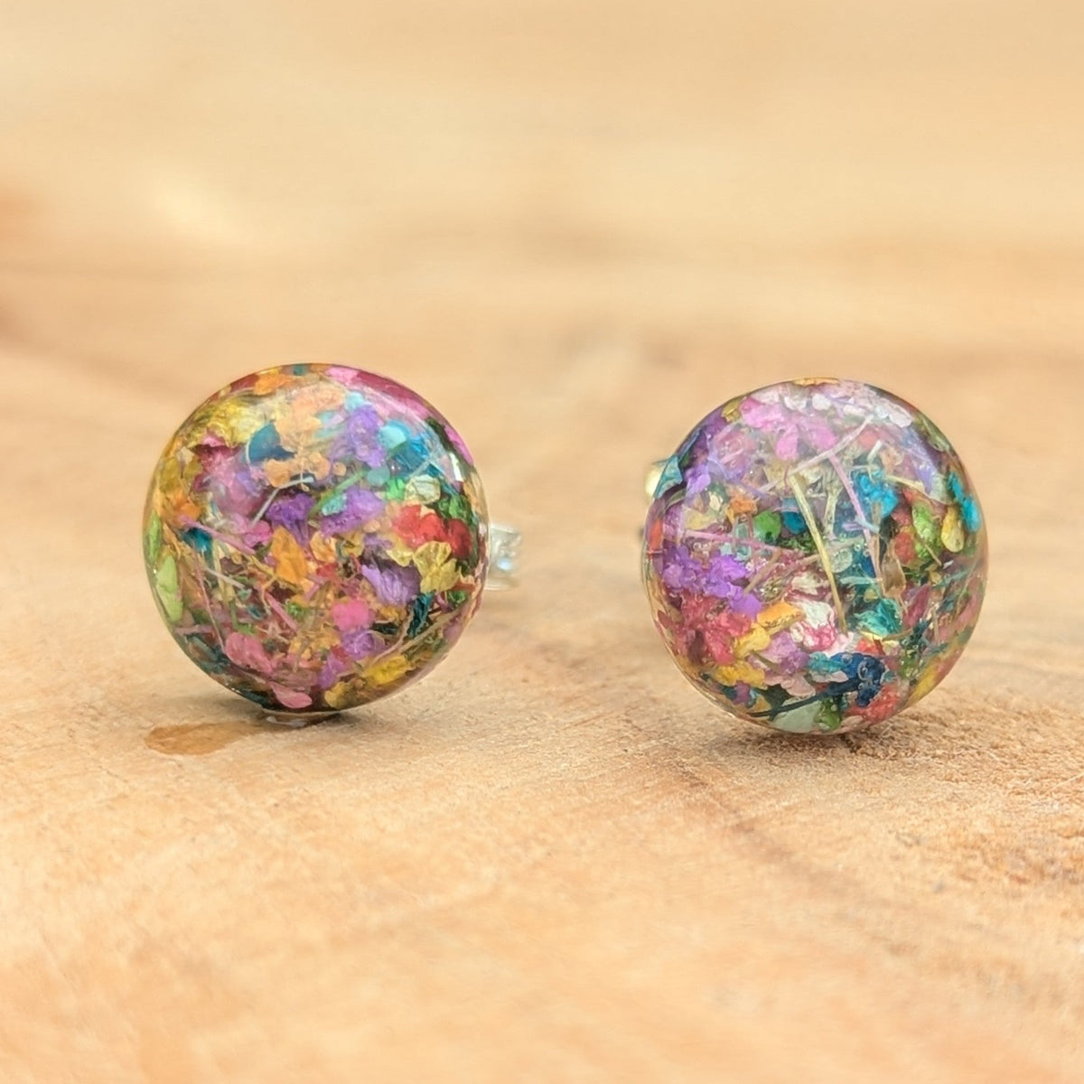 Handmade multicolored flower resin stud earrings with real colorful flowers, sterling silver base, EL Creations Belgium