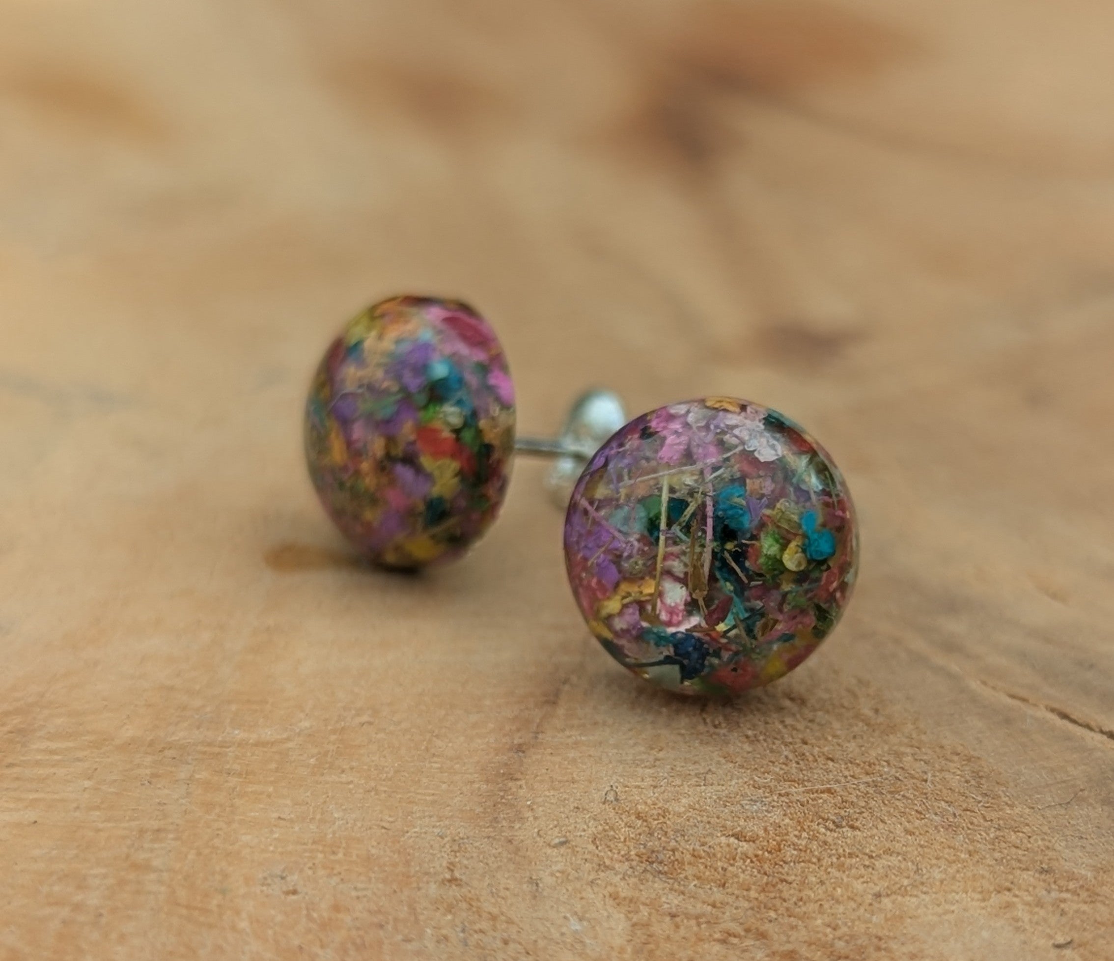 Boucles d'oreilles puces en résine à fleurs multicolores